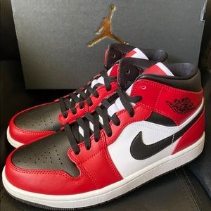 Jordan 1 Mid Chicago Black Toe